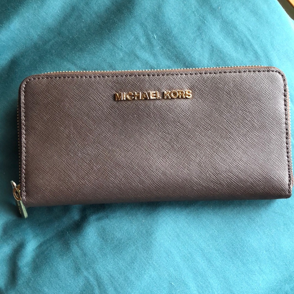 Michael Kors Zip Around Wallet (brown)